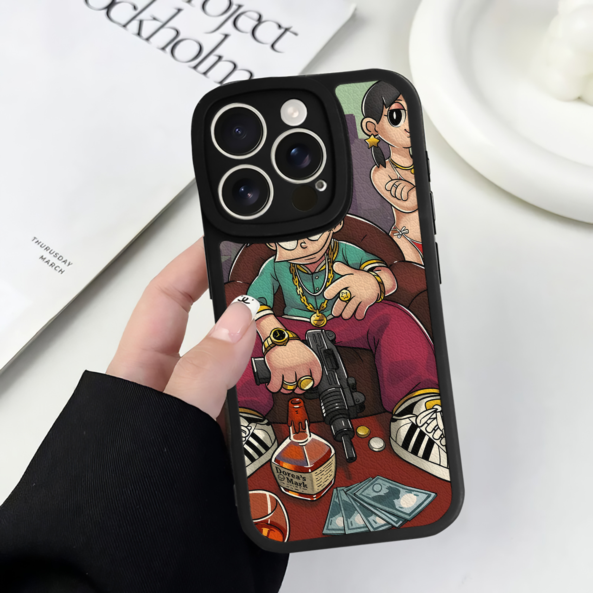 （画像用） ドラえもん Doraemon 【iPhone 16シリーズ対応】シリコンスマホケース（レザー調） 材質：シリコン